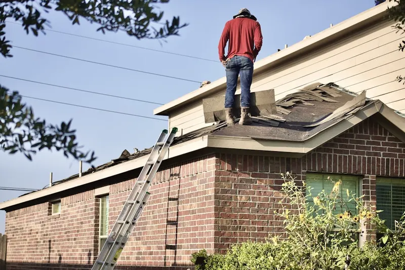 Professional roofer working on a residential roof in Nuestro Barrio